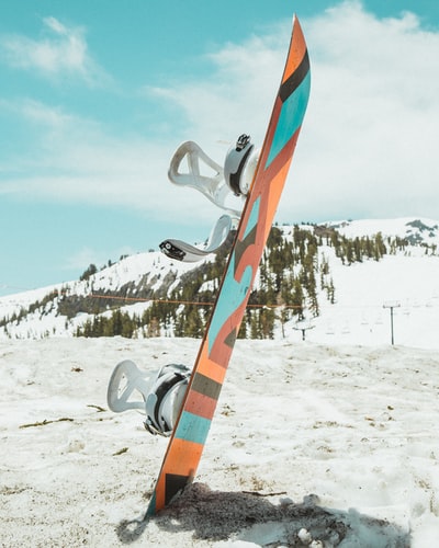 浅焦点摄影的五彩缤纷的滑雪板
